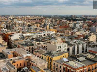 Partiamo da sud, l� dove si estendono i tetti delle basse palazzine di inizio secolo del quartiere Madonnella...